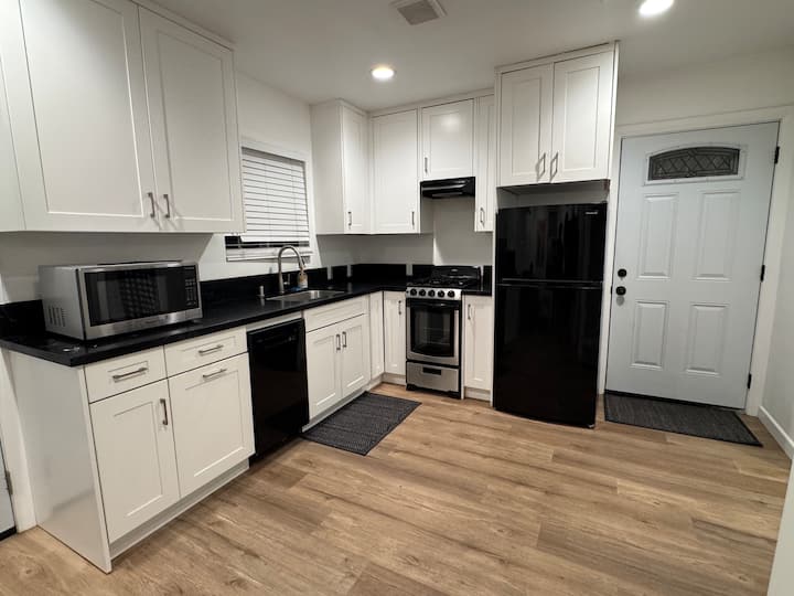 Modern Private Adu | 1br + Private Yard & Bbq - Cypress, CA