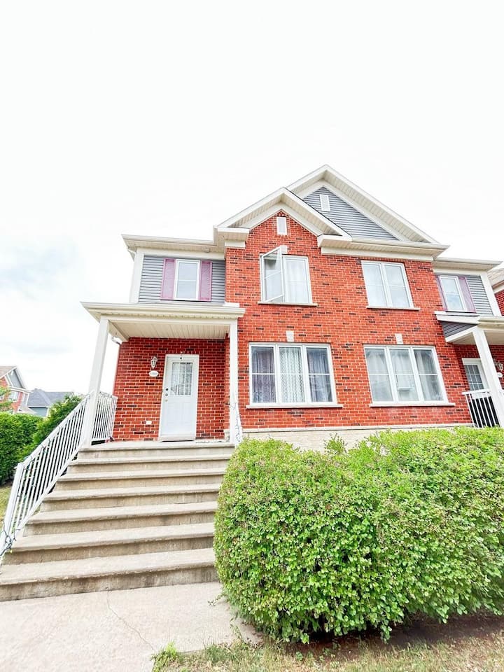 Modern Condo Steps To Dix30 & Rem + Parking - Longueuil
