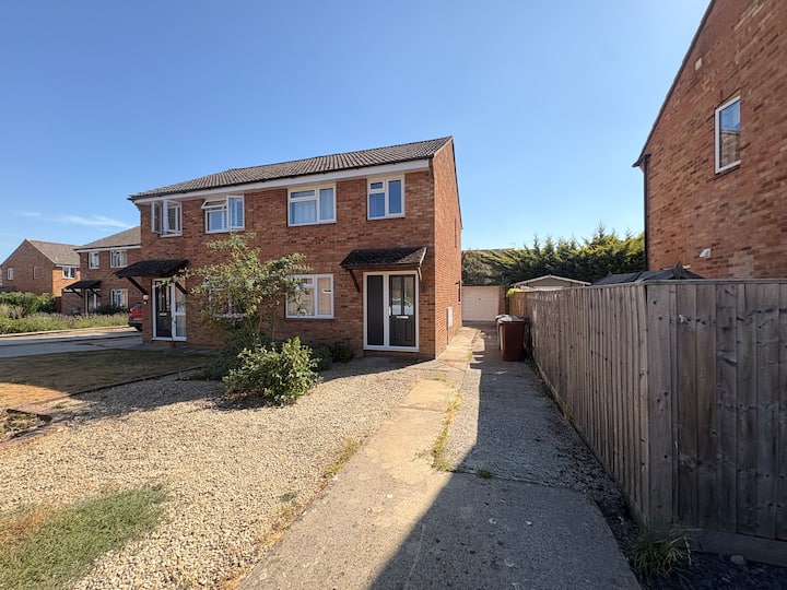 Modern 3-bed Oxford House | Free Parking - Witney