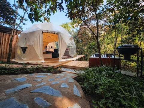 Top Airbnb: Luxury glamping with jacuzzi and private river in Cocorná