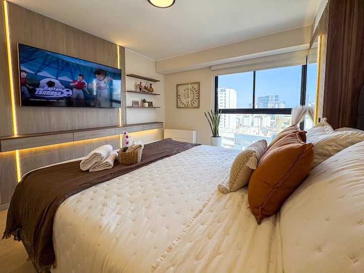 Designer Retreat With Balcony & Stunning City View - Peru