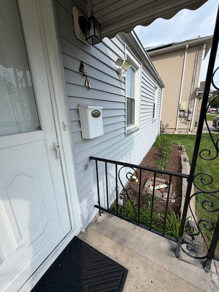 Minutes To Nyc & Ewr | Walk To Dining & Shops. - Staten Island, NY