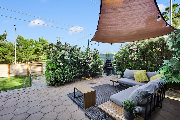 Green Cottage | 2br/2ba Downtown | Near Fremont - Las Vegas, NV