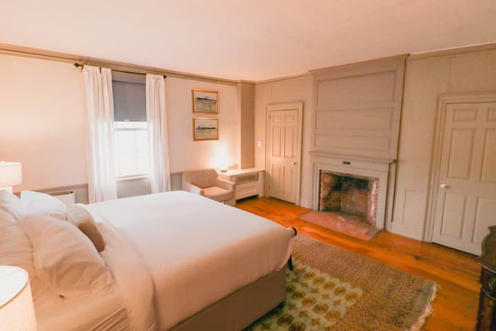 The Hope Island Room In Historic Downtown-old Port - Portland, ME