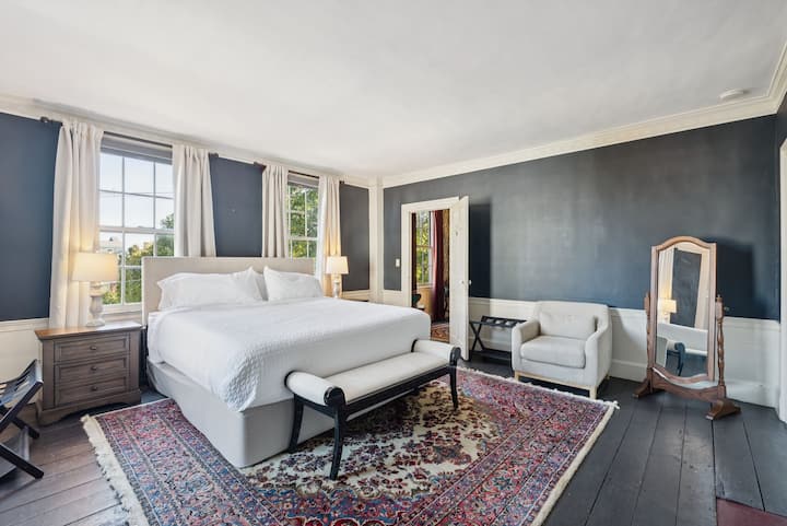 Two Room Suite W/private Bath In Historic Downtown - Portland, ME