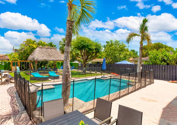 Oasis Tropical 305 · Luxury Tiki Hut + Firepit - Homestead, FL