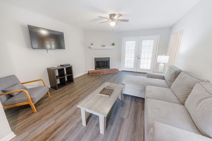 New Reno - W/ Fenced In Large Yard 3br/2ba - Savannah, GA