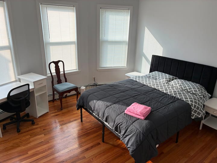 2br Apt On Shannon St | Brighton | Free Parking - Brookline, MA