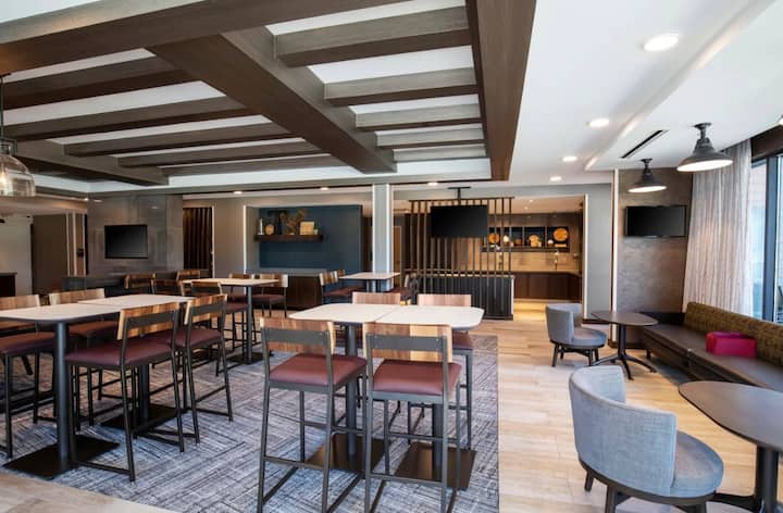 Stylish 3 Separate Hotel Suites W/ Breakfast - Truckee, CA