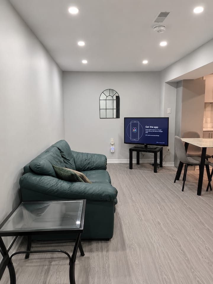 Cozy Modern Getaway - Brampton
