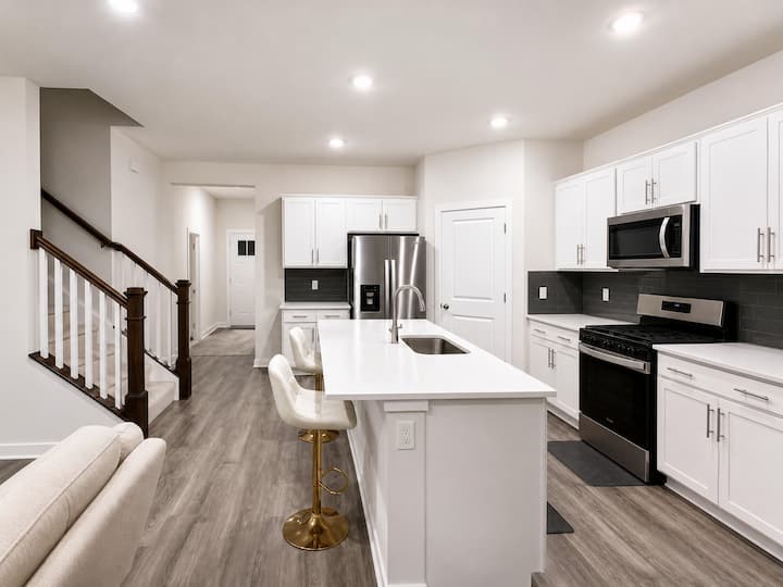Modern Upper Home Near Dc & Joint Base Andrews - Waldorf, MD
