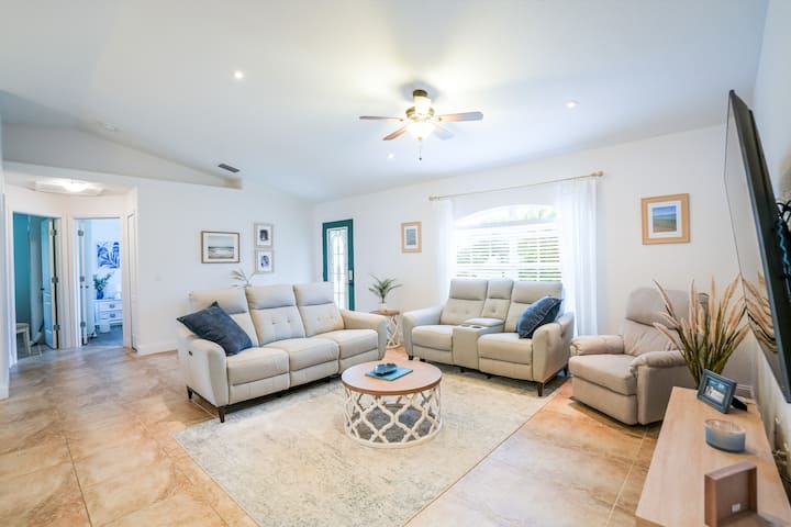 Peaceful Pool Home - 30 Minutes To The Beach! - 노스 포트