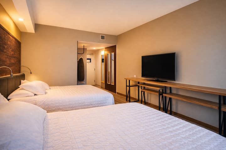 Pet-friendly 2 Queen Room W/ Breakfast - Portland, ME
