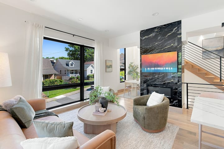 Mucha luz natural en esta sala de estar, junto con muebles de alta gama. Smart TV con todas las aplicaciones que puedas desear y una chimenea de gas.