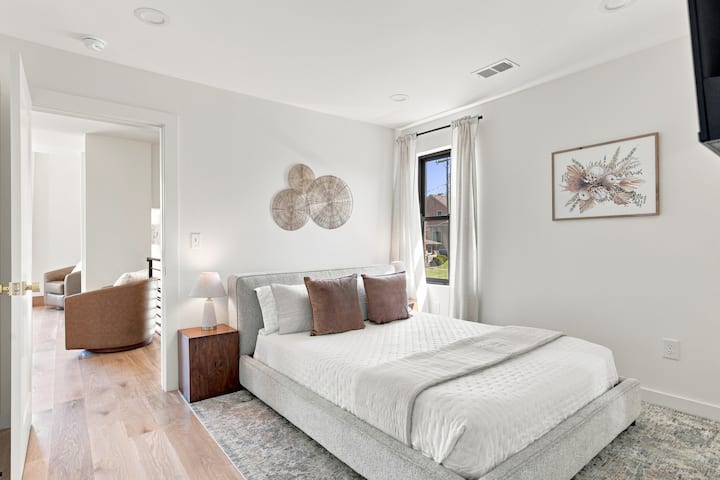 Cama tamaño queen en el dormitorio 3, ubicado en el tercer piso. Este dormitorio incluye un armario para guardar tu ropa, Smart TV y baño privado.