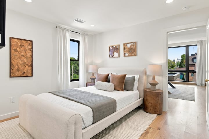 Cama tamaño queen en el dormitorio 2 ubicado en el tercer piso. Este dormitorio cuenta con un armario para guardar tu ropa, Smart TV y baño privado.