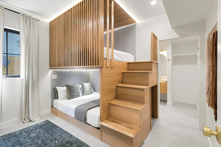 Literas tamaño queen hechas a medida en el dormitorio 4, junto con un televisor inteligente e iluminación individual en cada litera.  ¡Este dormitorio también tiene su propio baño privado!