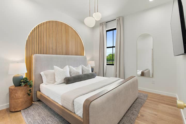El dormitorio 1 en el segundo piso cuenta con una cómoda cama tamaño king, un vestidor y un televisor inteligente. El baño privado tiene calefacción por suelo radiante, un bidé y un asiento de inodoro con calefacción.