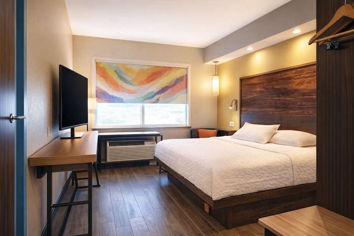 Pet-friendly King Room W/ Free Breakfast & Parking - Portland, ME