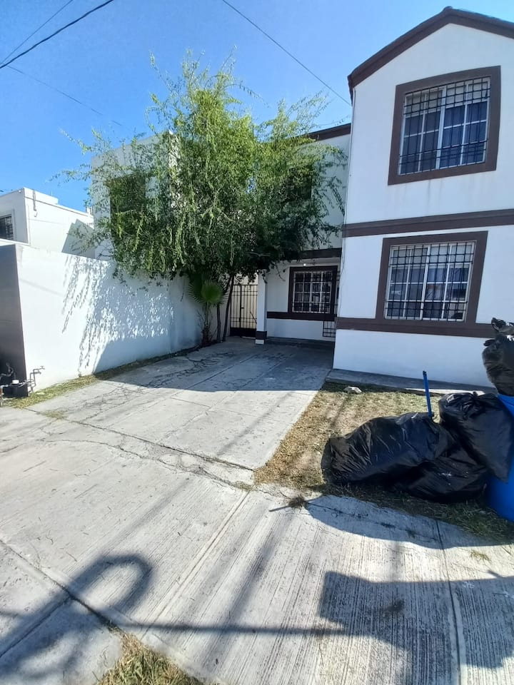 Casa En Esquina Con 4 Climas - Santa Catarina, México