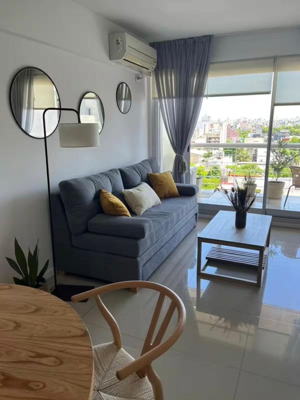 Departamento con balcón y pileta