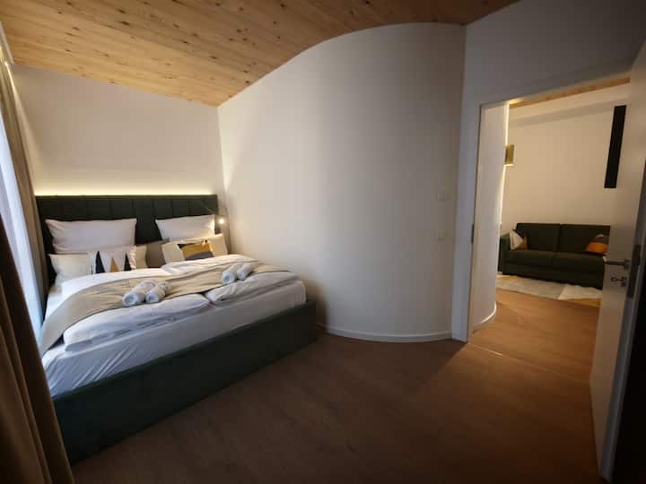 Homely Stay D1.2 | A/c & Separate Bedroom - Munich