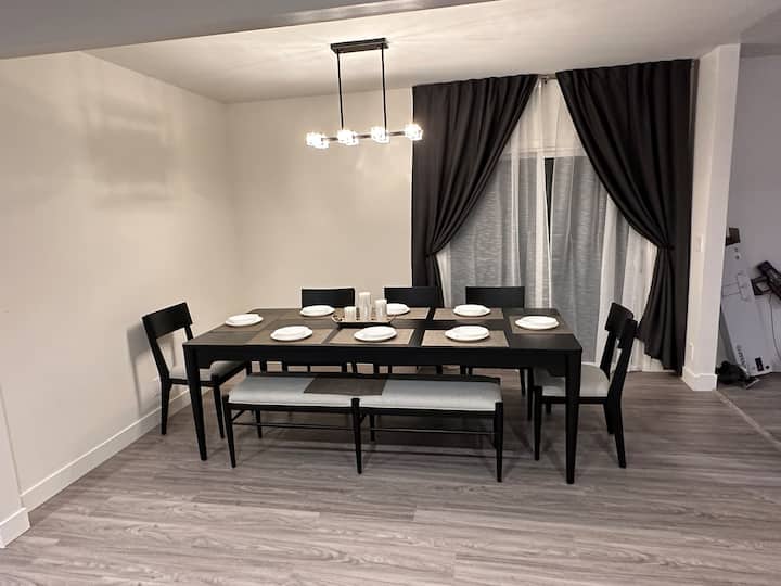 Modern Family Retreat With Pool Table - Calabasas, CA