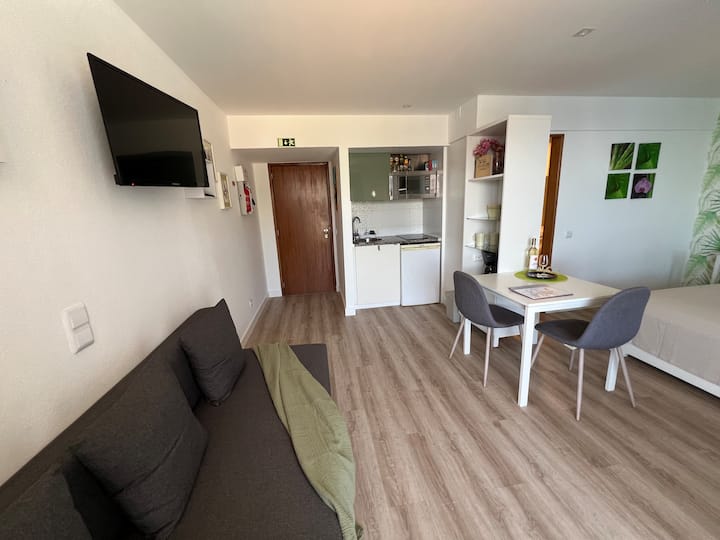 Allure Of The Island Coastal Views & Pool Stay - Madeira