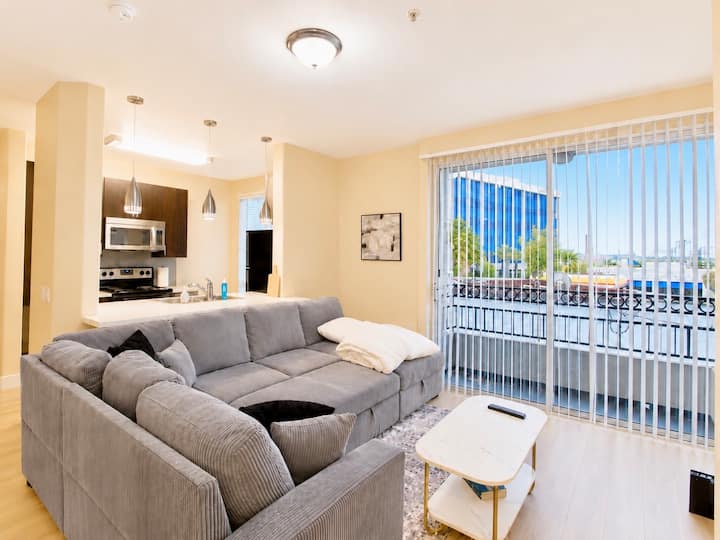 2bd Stylish Unit | 1 King, 2 Queen & Sofa Bed - Los Angeles, CA