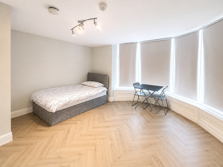Modern 1-bedroom | Free Parking | Hospital Bolton - Bolton