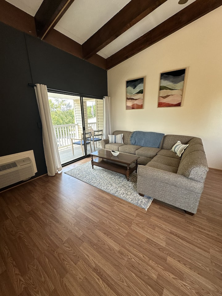 Spacious Family Condo Close To Weirs Lake - Laconia, NH