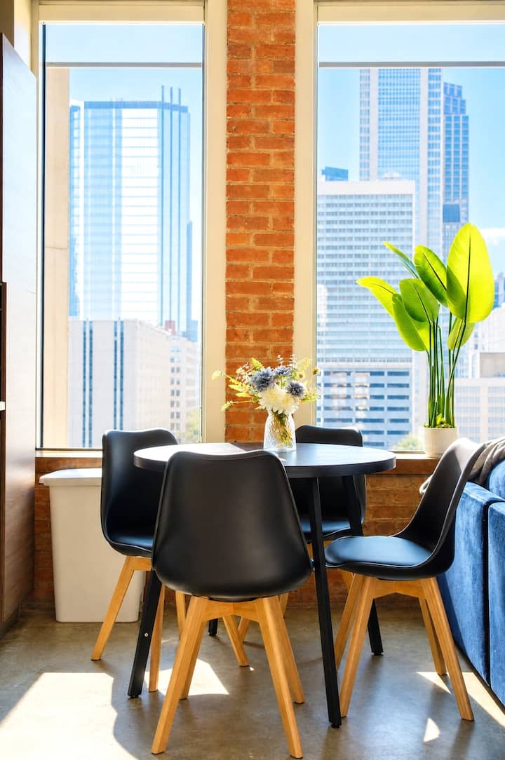 Beautiful Dallas Apartment | Pool, Laundry, Views - Dallas, TX