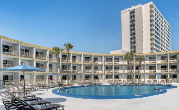 Gulfview Queen Suite W/kitchen & Sofa + Pool - Panama City Beach, FL