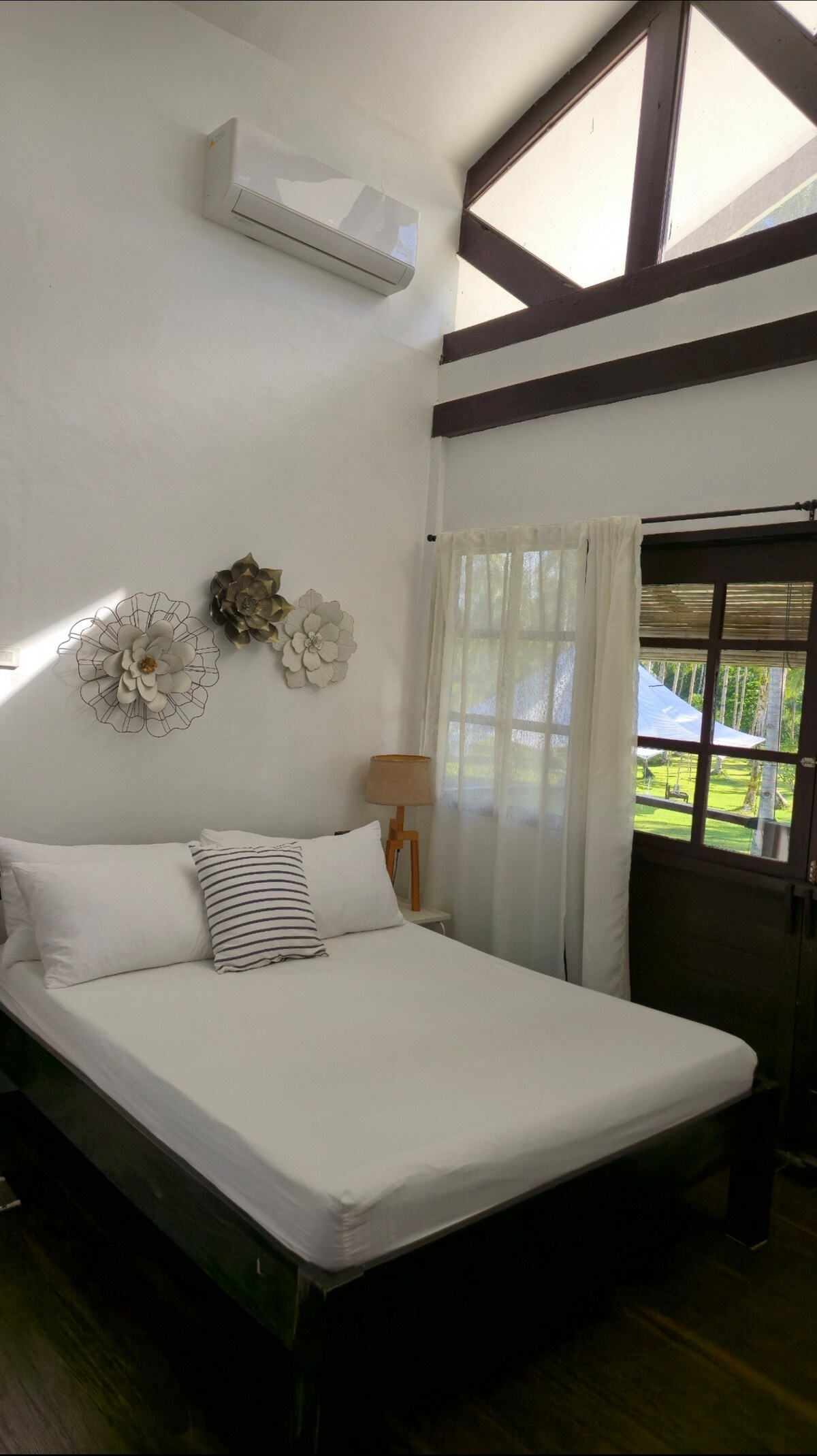 Cozy master's bedroom with wrap around veranda and amazing garden and ocean views