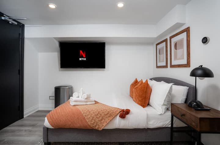 Stylish Studio Retreat | Free Parking & Fast Trans - Toronto