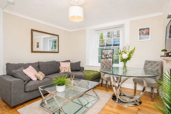 Peaceful 2 Bedroom Home In Desirable City Location - Edinburgh