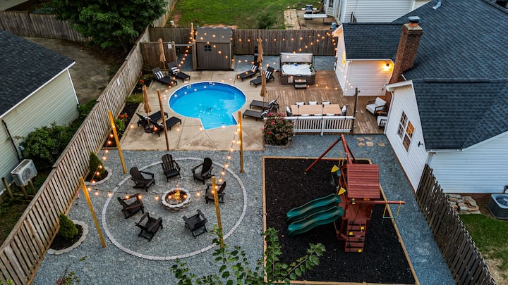 4br Backyard Oasis: Pool, Hot Tub & Fire Pit - Charlotte, NC