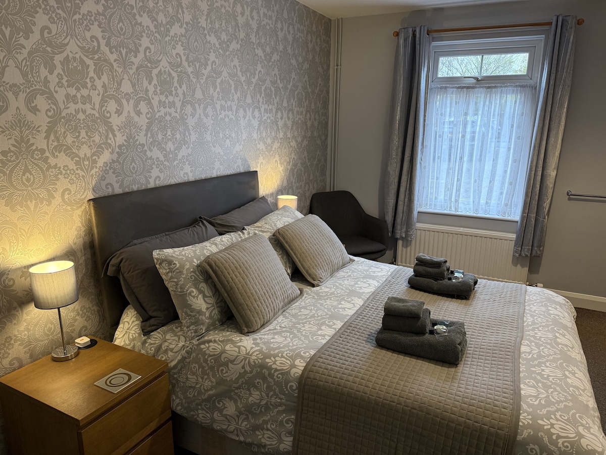 Double Room & Sofa Bed, En-Suite, Free Parking