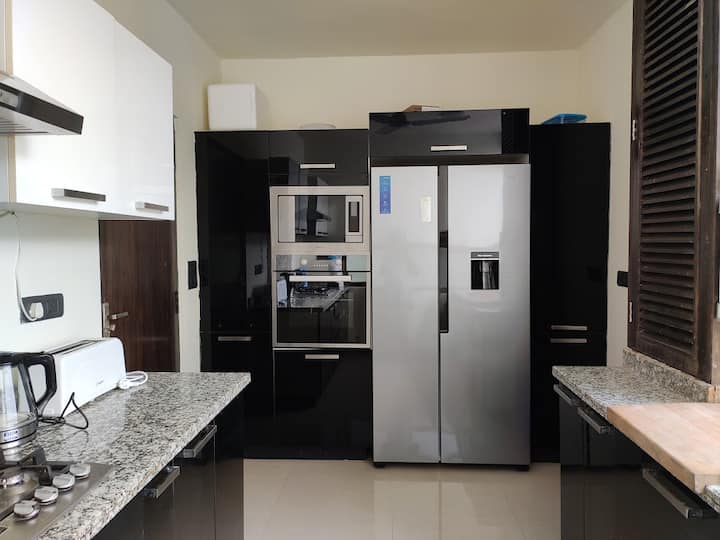 Full kitchen image 1