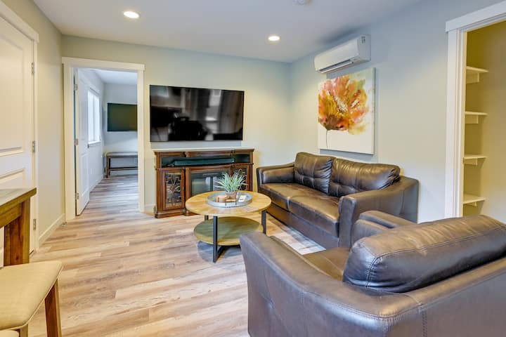 Easy Commuting! Modern Seatac Unit W/ Fireplace - SeaTac, WA