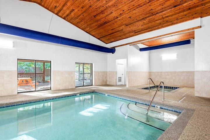 2 Queen | La Quinta Boone University | Indoor Pool - Boone, NC