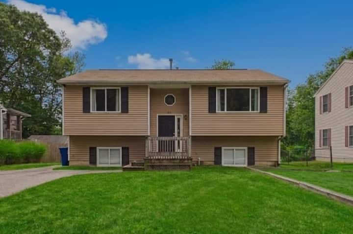 Coastal Retreat Near Narragansett Beach - Narragansett, RI