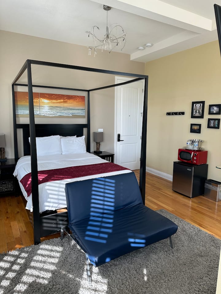 Rio Vista Inn & Suites Room 4 - Victorian Retreat - Santa Cruz, CA
