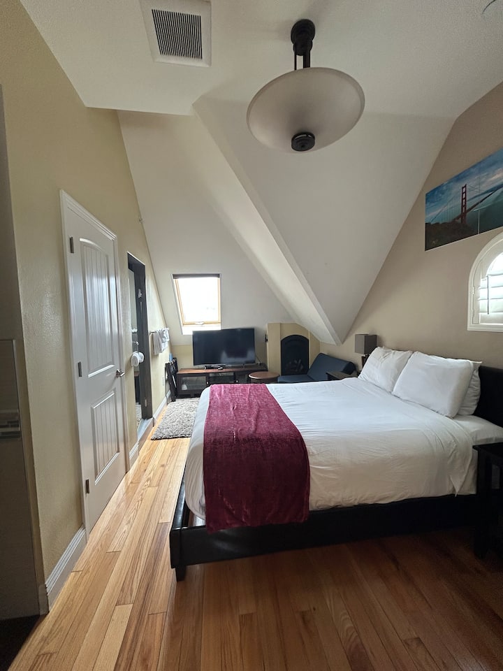 Rio Vista Inn & Suites Room 10 - Victorian Retreat - Santa Cruz, CA