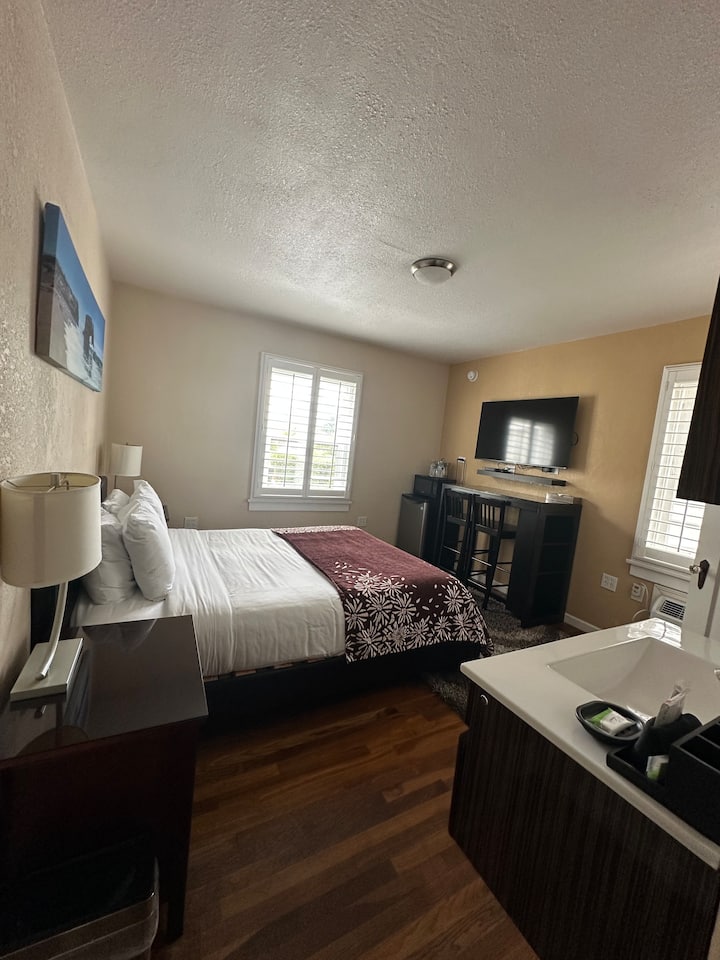 Rio Vista Inn & Suites Room 16 - Victorian Retreat - Santa Cruz
