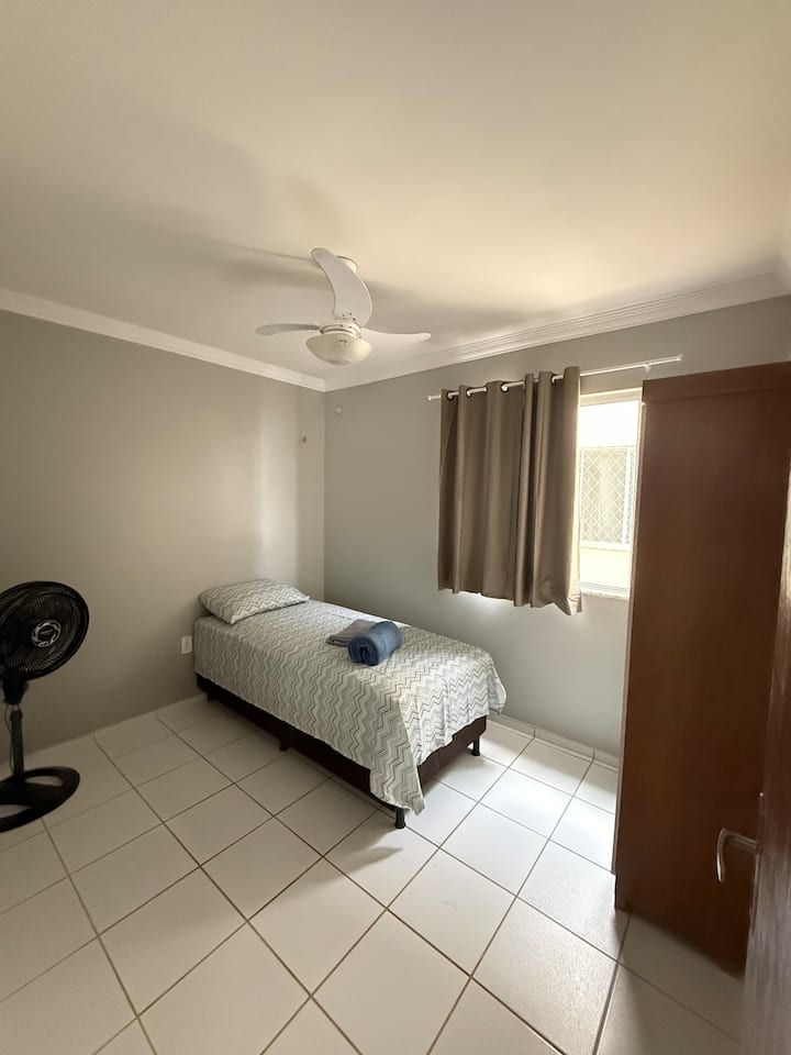 Dhomë gjumi me krevat tek, 2 ventilatorë dhe gardërobë