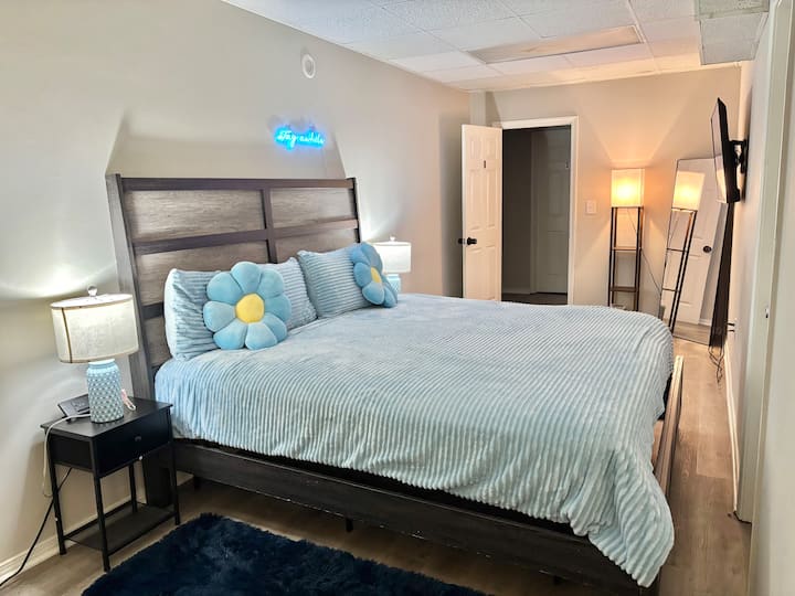 King Basement Suite | Game Room | Home Theater - Riverdale, GA