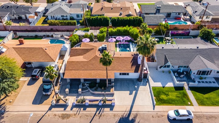 The Purple Palm: 88° Heated Pool Purple Light Show - Houses for