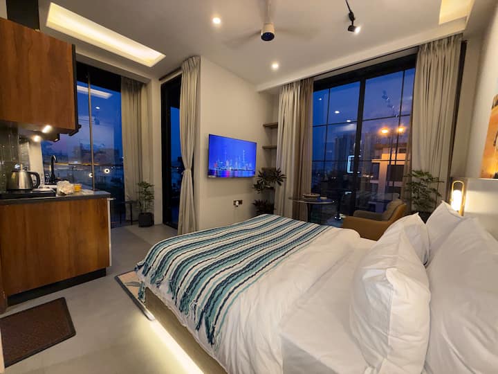 Luxury Private Studio | Hot Tub | Balcony | Wi-fi - Manesar