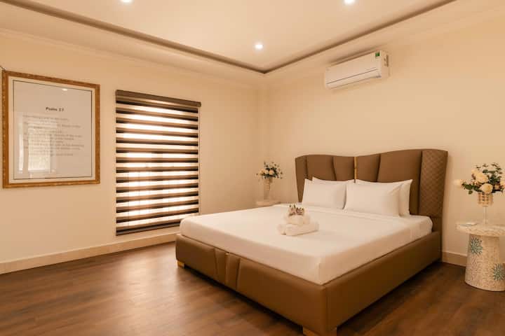 ห้องนอน 9 พร้อมเตียงคิงไซส์ 1 หลัง การออกแบบที่ทันสมัยในโทนสีครีม-น้ำตาลอบอุ่นหรูหรา เตียงหุ้มเบาะพรีเมียม เมื่อผสานกับพื้นไม้ ผ้าม่านสองชั้น และแสงไฟนุ่มนวล จะช่วยสร้างบรรยากาศที่อบอุ่น เป็นส่วนตัว และสะดวกสบายสำหรับการเข้าพักของคุณ